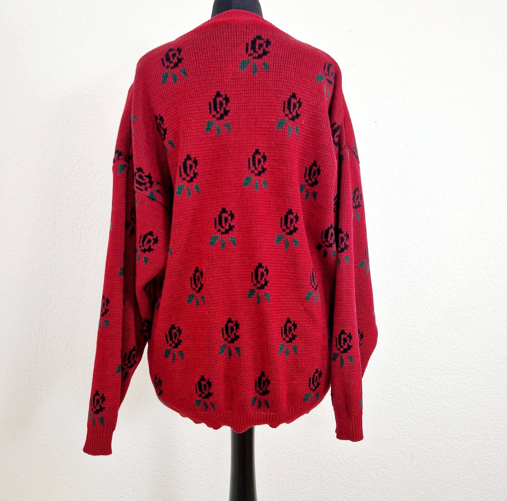 Einzigartiger und nachhaltiger Vintage Cardigan in rot. Unique and sustainable vintage cardigan in red. Back.