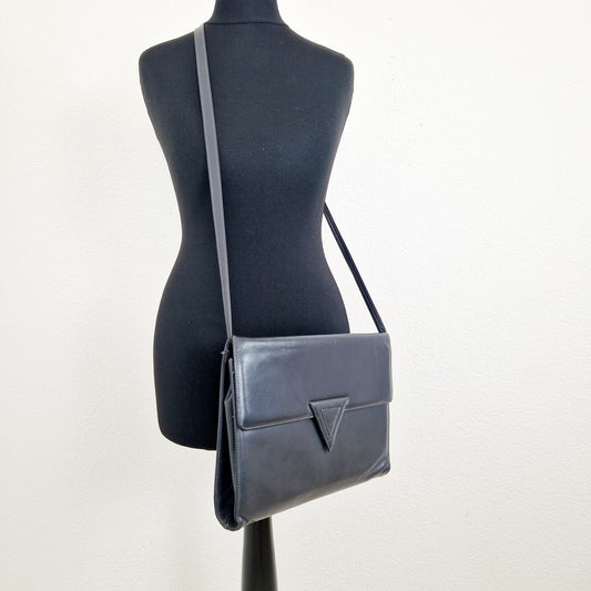 Einzigartige und nachhaltige Vintage Handtasche in dunkelgrau. Unique and sustainable vintage handbag in dark black. Model. 