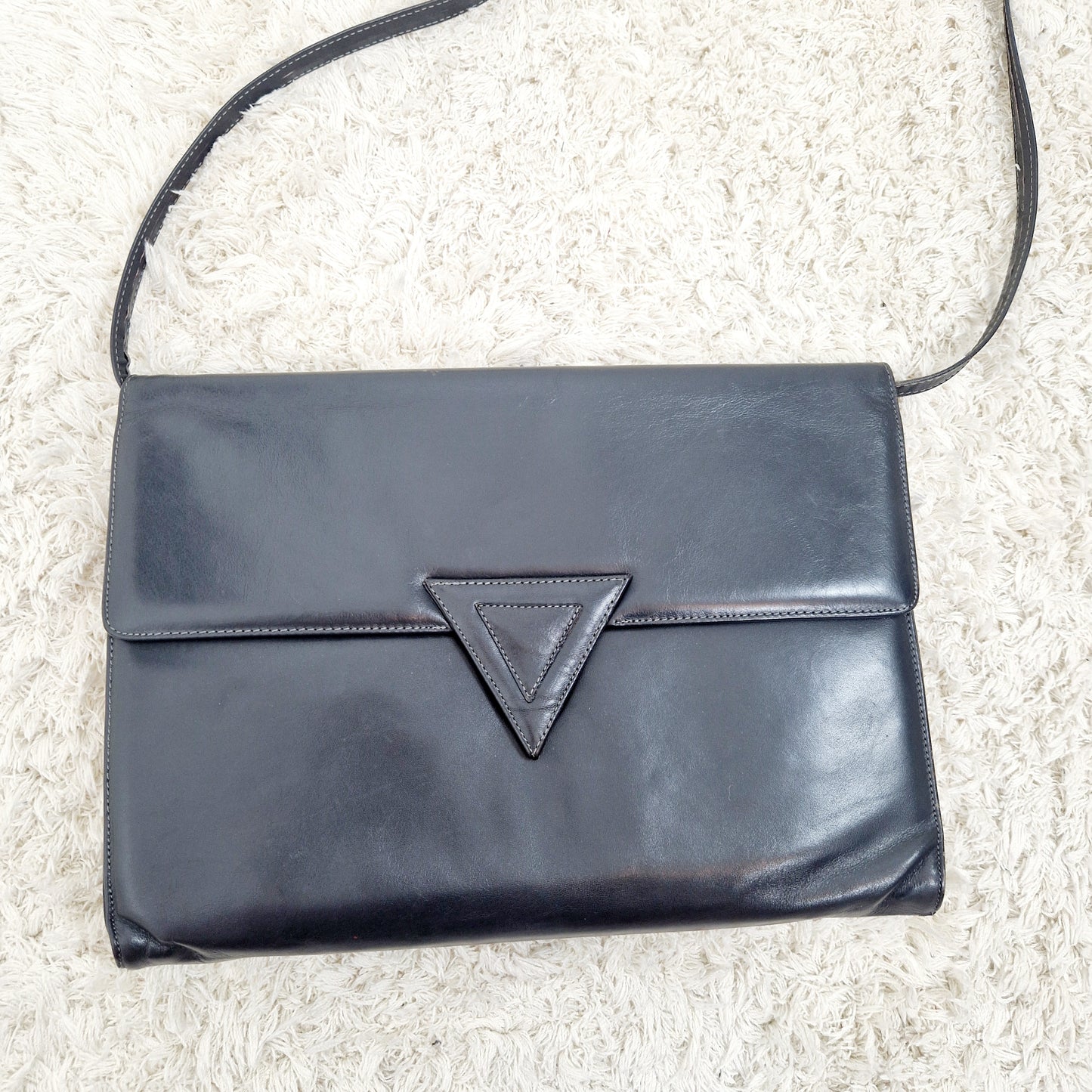 Einzigartige und nachhaltige Vintage Handtasche in dark grey. Unique and sustainable vintage handbag in dark grey. Front.