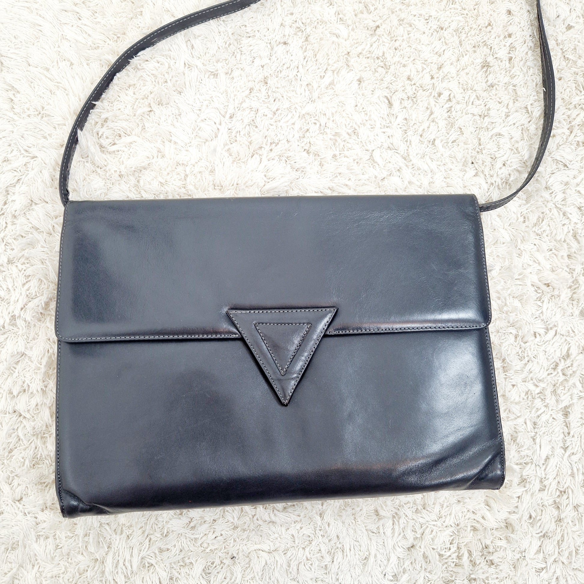 Einzigartige und nachhaltige Vintage Handtasche in dark grey. Unique and sustainable vintage handbag in dark grey. Front.
