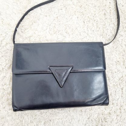 Einzigartige und nachhaltige Vintage Handtasche in dark grey. Unique and sustainable vintage handbag in dark grey. Front.