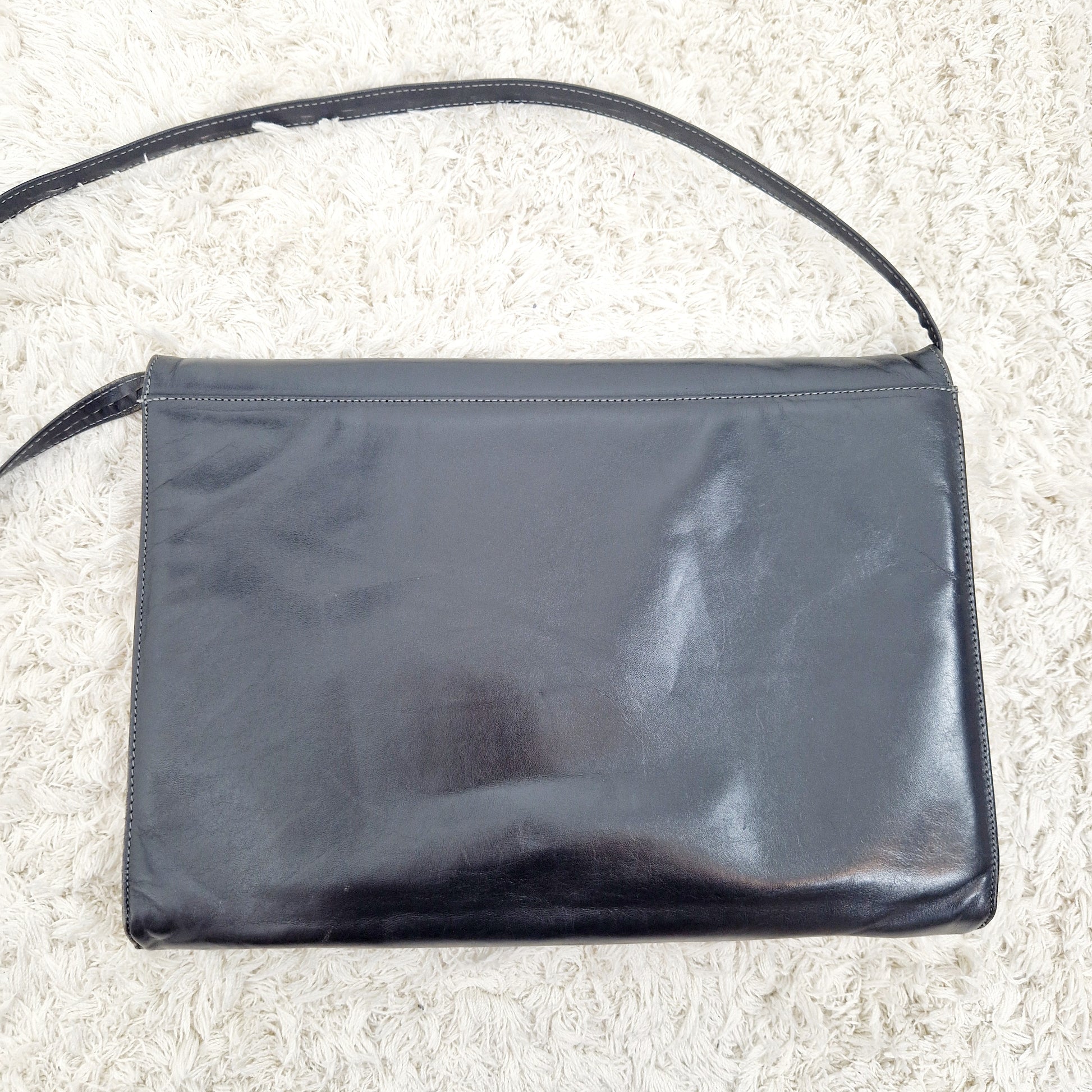 Einzigartige und nachhaltige Vintage Handtasche in dunkelgrau. Unique and sustainable vintage handbag in dark grey. Back.