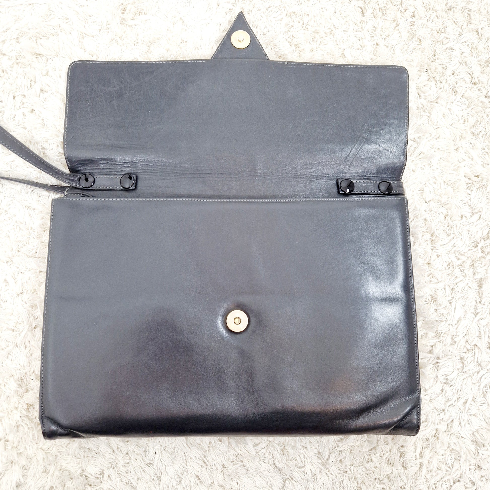 Einzigartige und nachhaltige Vintage Handtasche in dunkelgrau. Unique and sustainable vintage handbag in dark grey. Close-up.