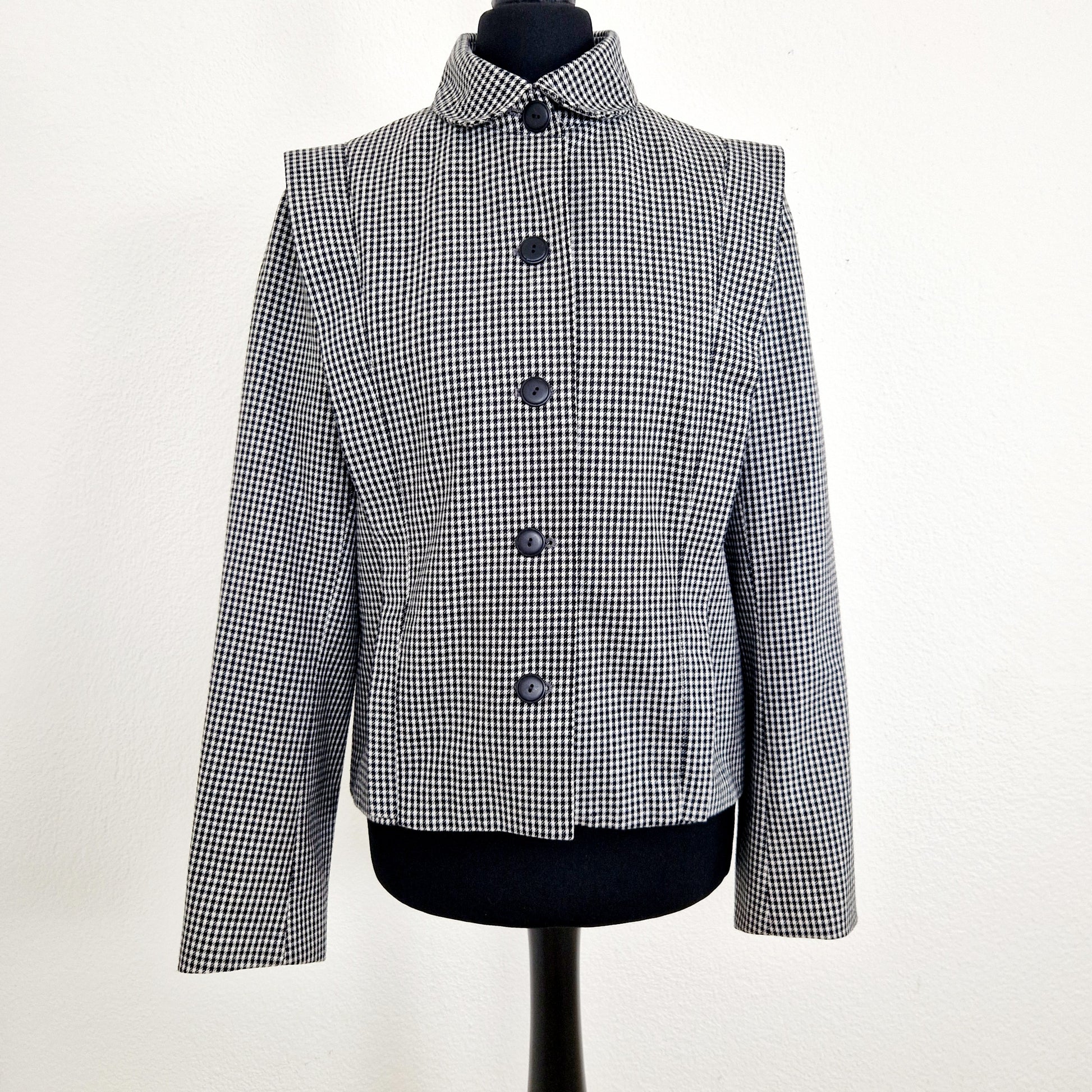 Einzigartiger und nachhaltiger Vintage Blazer mit Hahnentritt in schwarz-weiss. Unique and sustainable vintage blazer with houndstooth in black and white. Front.