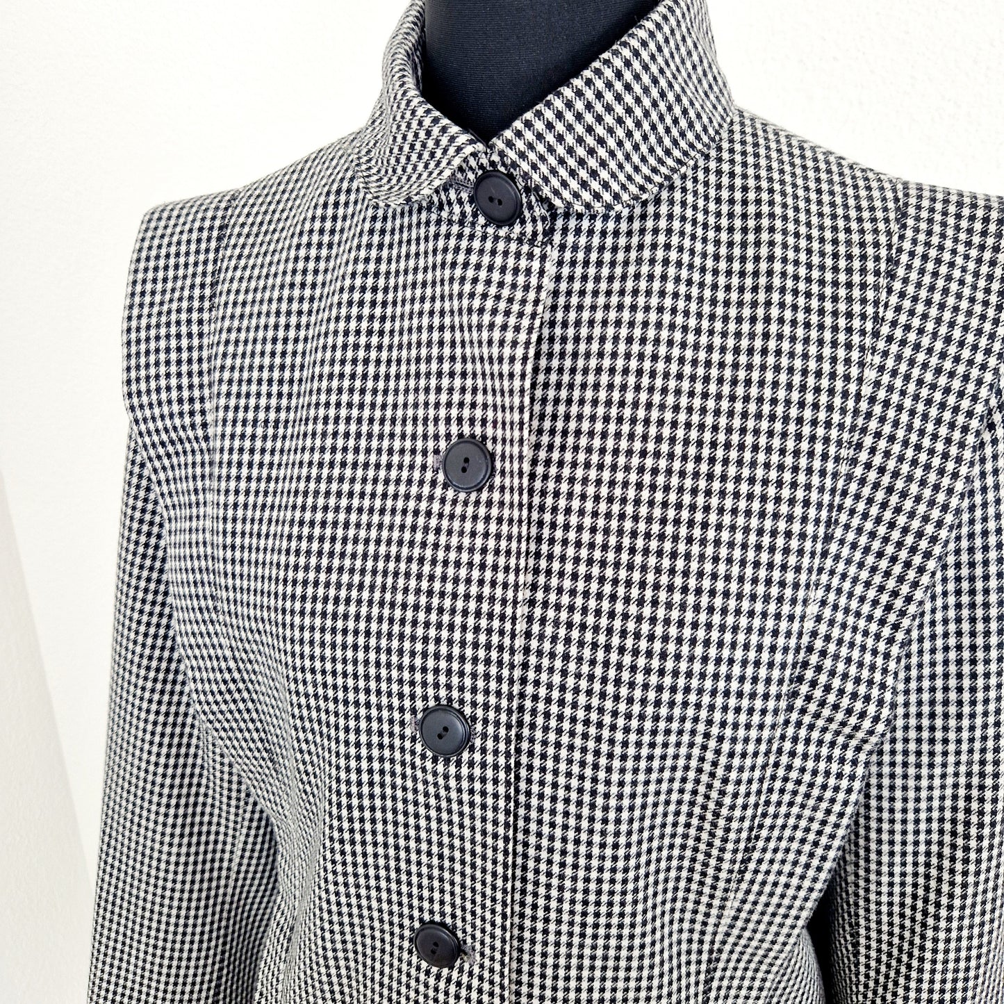 Einzigartiger und nachhaltiger Vintage Blazer mit Hahnentritt in schwarz-weiss. Unique and sustainable vintage blazer with houndstooth in black and white. Close-up.