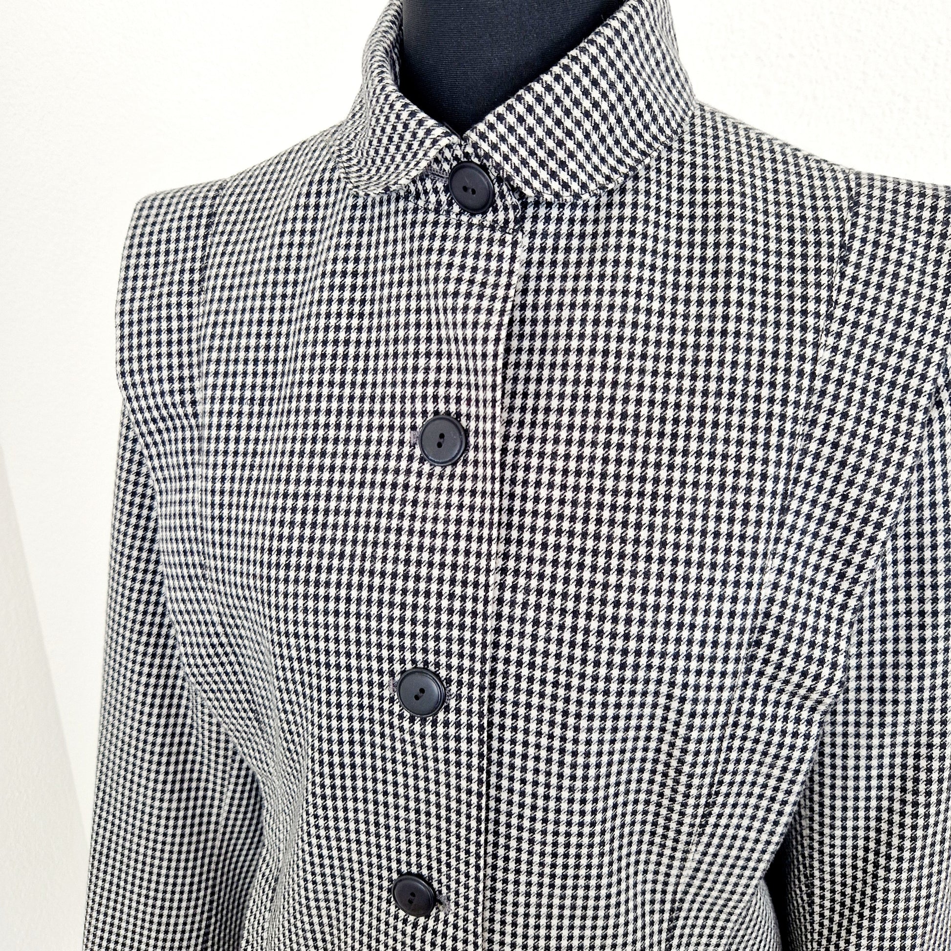 Einzigartiger und nachhaltiger Vintage Blazer mit Hahnentritt in schwarz-weiss. Unique and sustainable vintage blazer with houndstooth in black and white. Close-up.