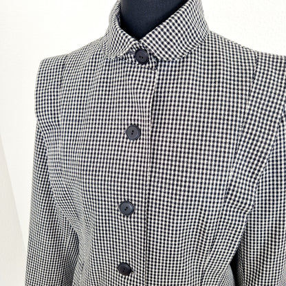 Einzigartiger und nachhaltiger Vintage Blazer mit Hahnentritt in schwarz-weiss. Unique and sustainable vintage blazer with houndstooth in black and white. Close-up.