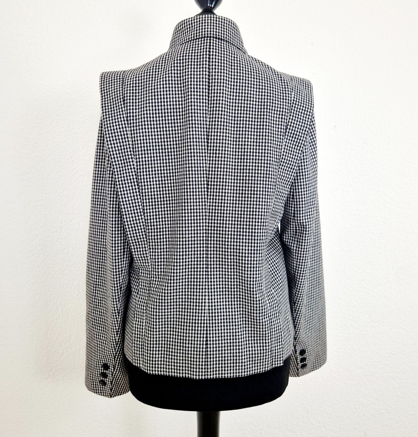 Einzigartiger und nachhaltiger Vintage Blazer mit Hahnentritt in schwarz-weiss. Unique and sustainable vintage blazer with houndstooth in black and white. Back.
