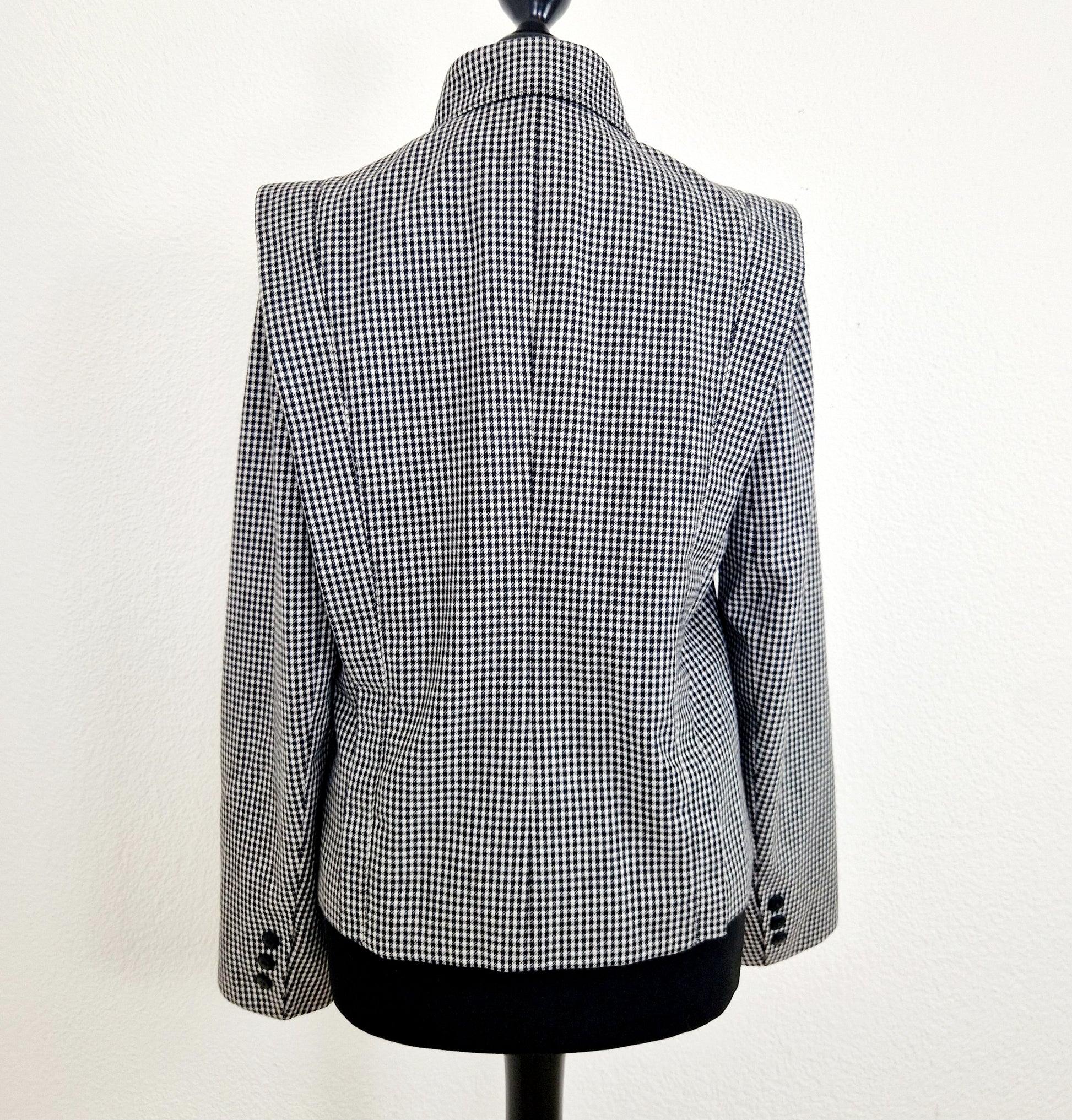 Einzigartiger und nachhaltiger Vintage Blazer mit Hahnentritt in schwarz-weiss. Unique and sustainable vintage blazer with houndstooth in black and white. Back.
