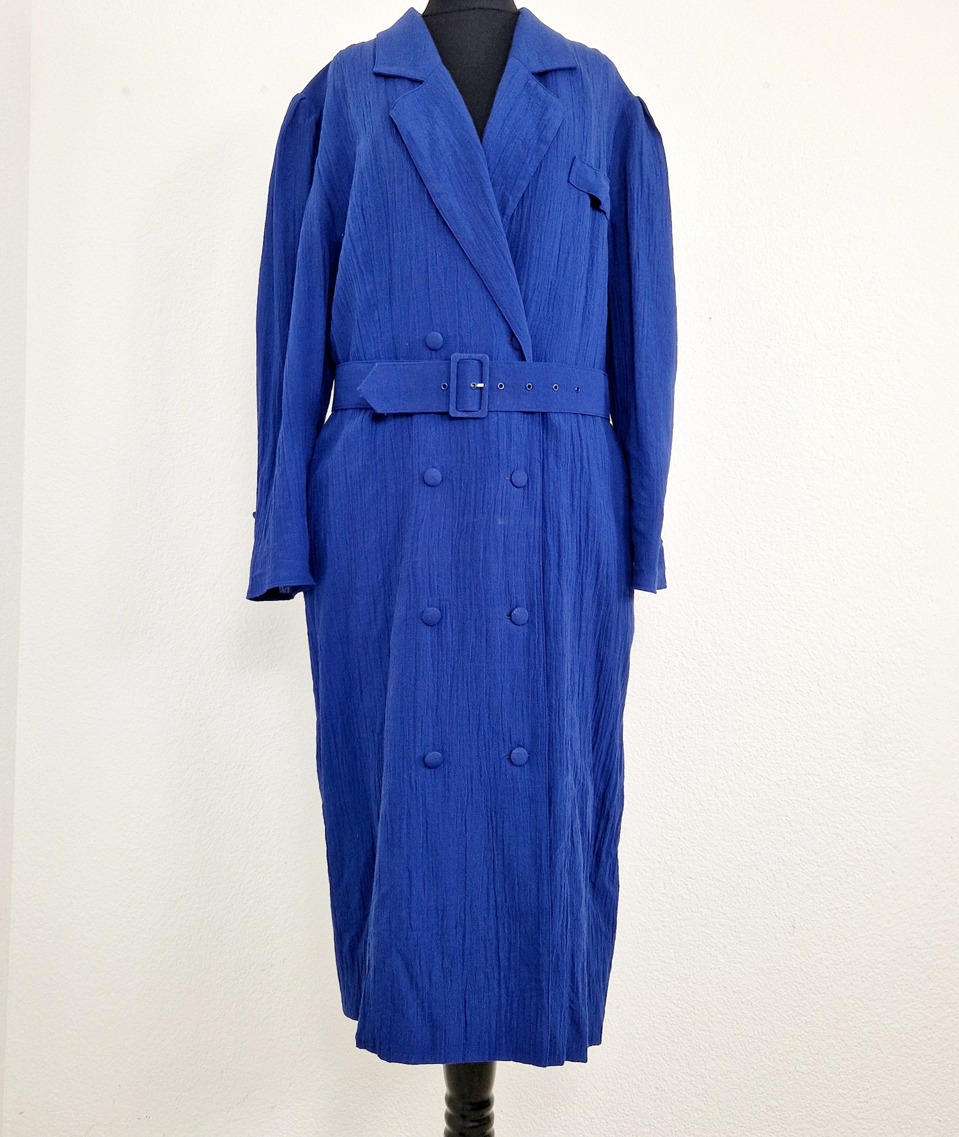 Einzigartiger und nachhaltiger Vintage Mantel in blau. Unique and sustainable vintage coat in blue. Front.