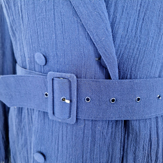 Einzigartiger und nachhaltiger Vintage Mantel in blau. Unique and sustainable vintage coat in blue. Belt.