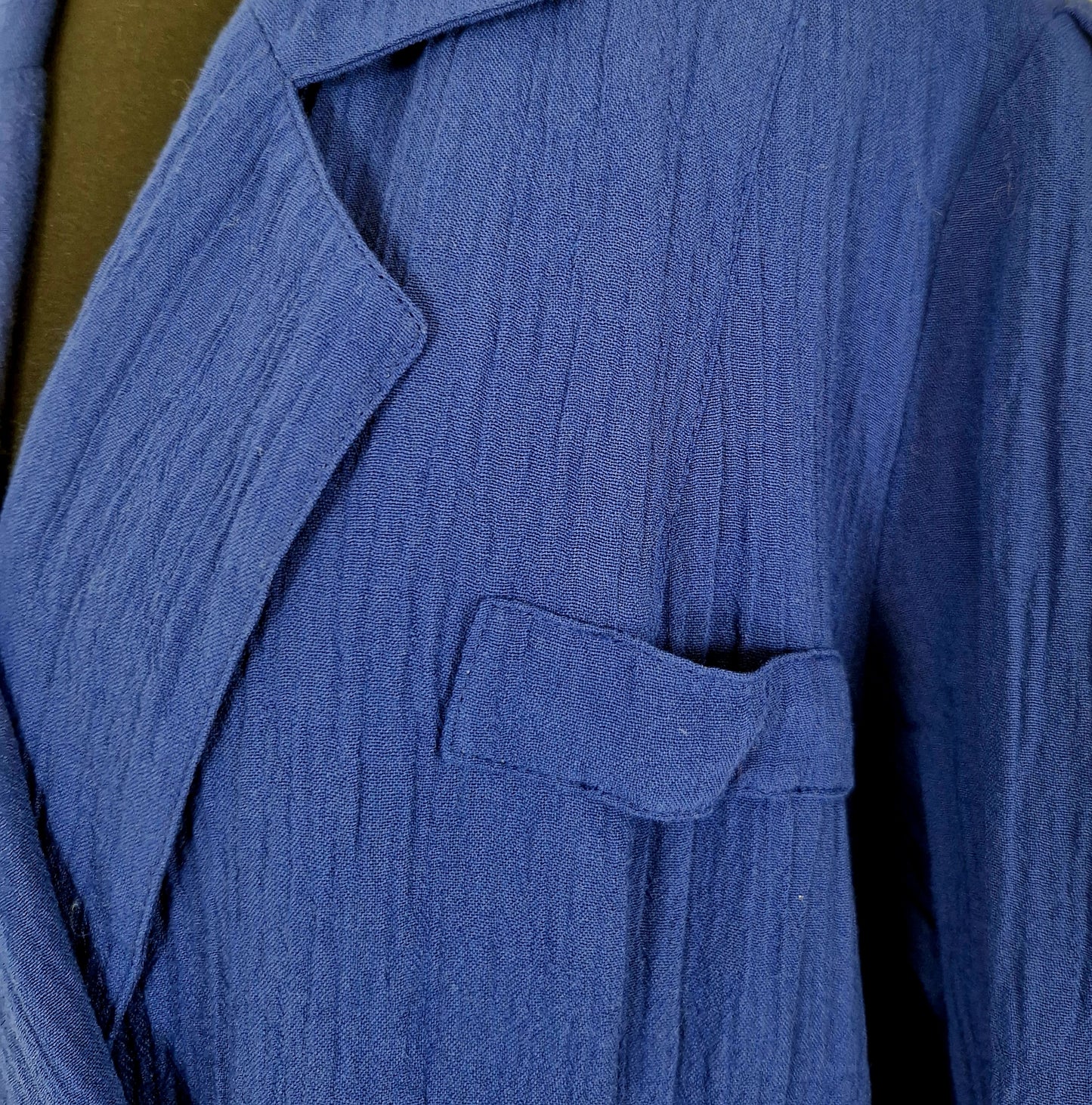Einzigartiger und nachhaltiger Vintage Mantel in blau. Unique and sustainable vintage coat in blue. Close-up.