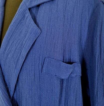 Einzigartiger und nachhaltiger Vintage Mantel in blau. Unique and sustainable vintage coat in blue. Close-up.