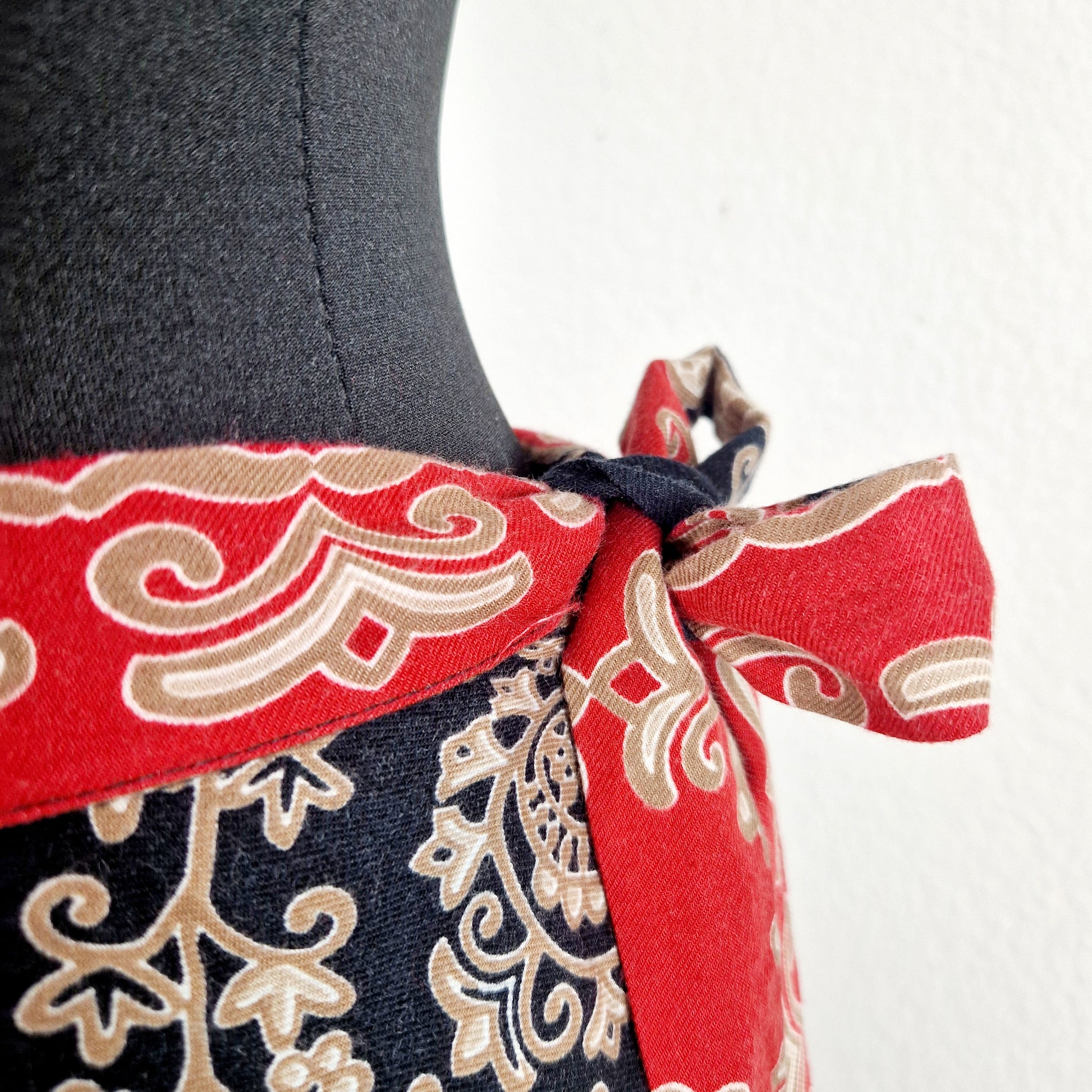 Einzigartiger und nachhaltiger Vintage Rock in rot-schwarz. Unique and sustainable vintage skirt in red-black. Close-up.