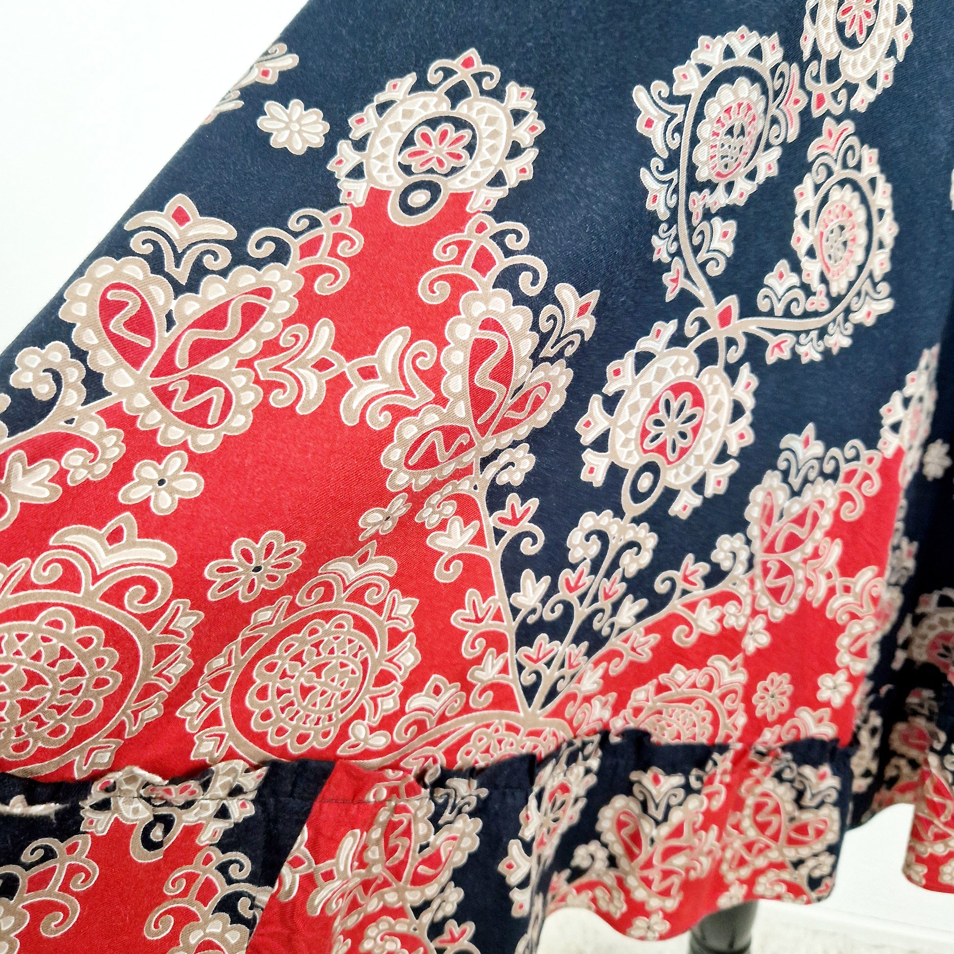 Einzigartiger und nachhaltiger Vintage Rock in rot-schwarz. Unique and sustainable vintage skirt in red-black. Close-up 2.