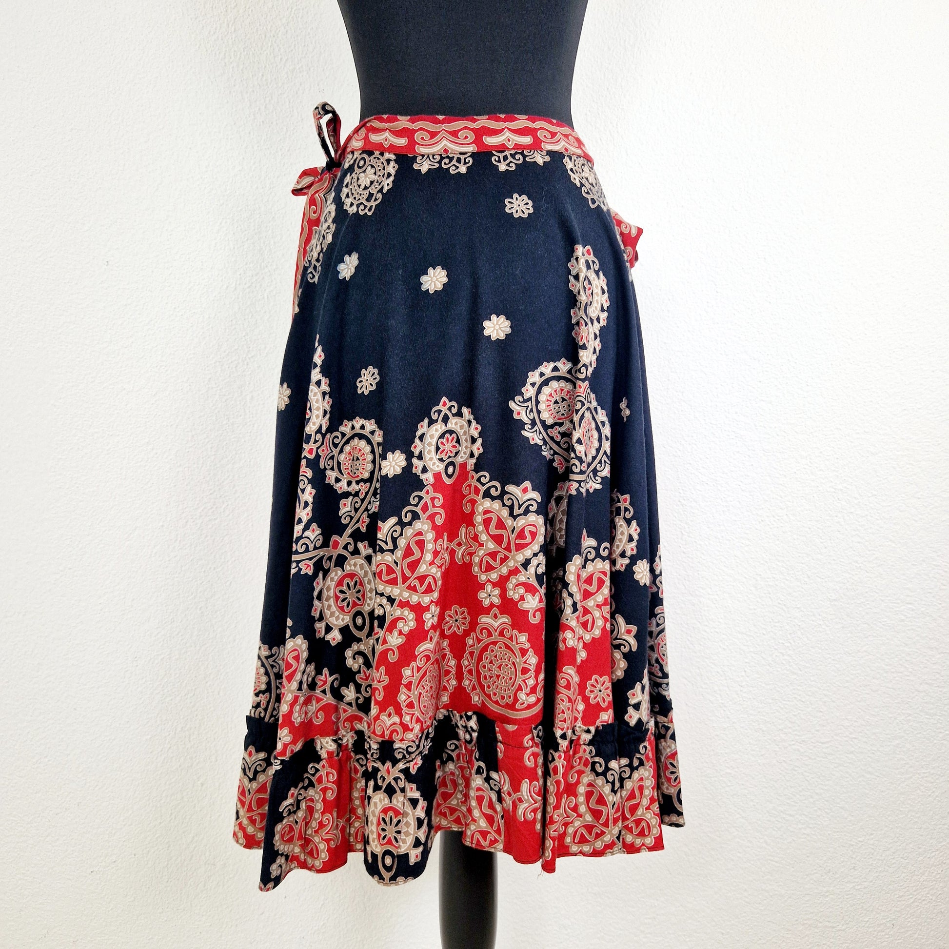 Einzigartiger und nachhaltiger Vintage Rock in rot-schwarz. Unique and sustainable vintage skirt in red-black. Front.