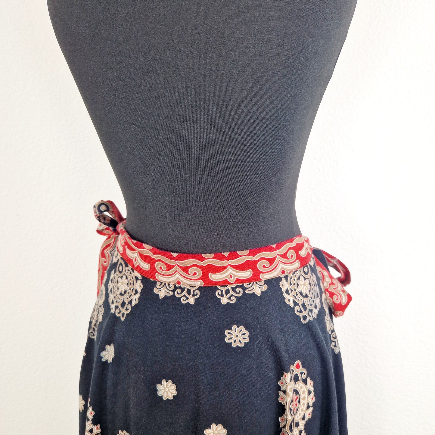 Einzigartiger und nachhaltiger Vintage Rock in rot-schwarz. Unique and sustainable vintage skirt in red-black. Close-up 3.