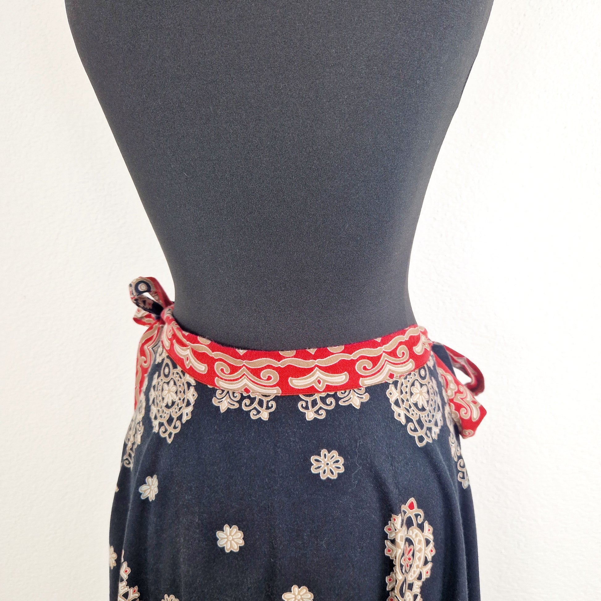 Einzigartiger und nachhaltiger Vintage Rock in rot-schwarz. Unique and sustainable vintage skirt in red-black. Close-up 3.