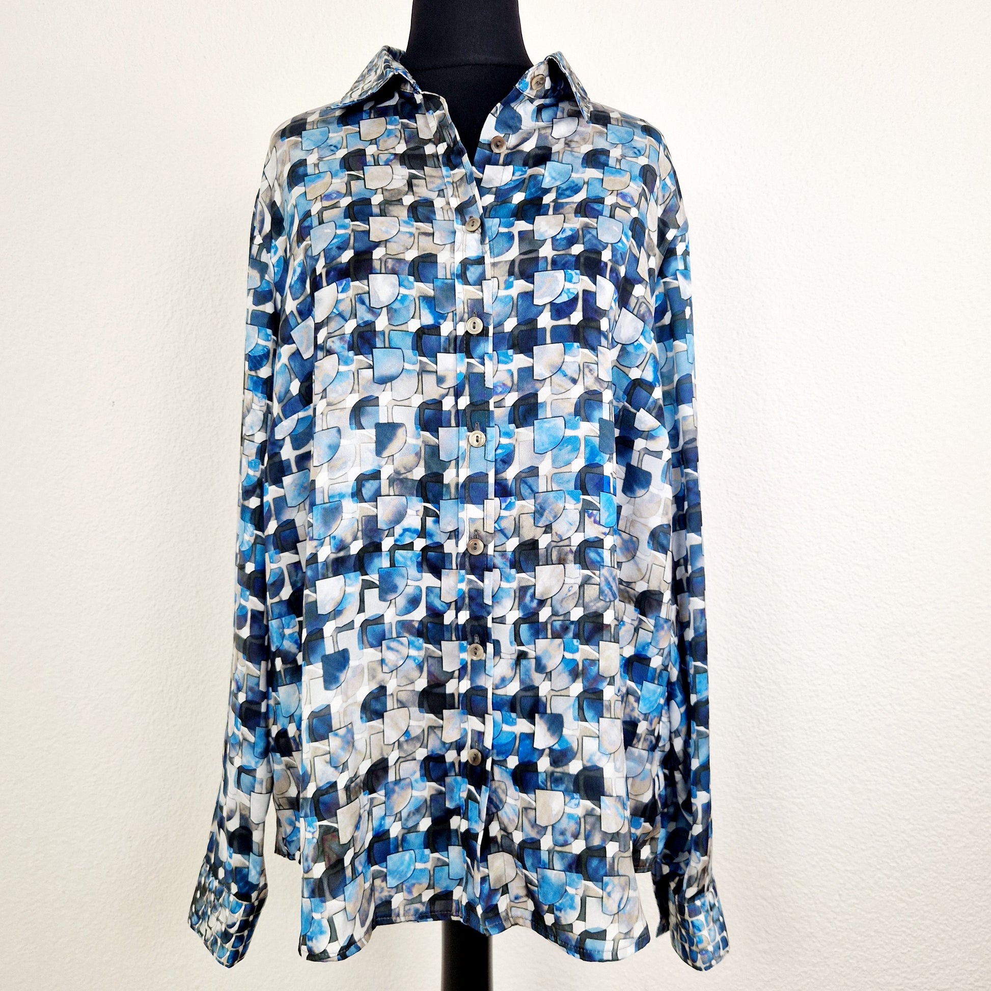 Einzigartige und nachhaltige Vintage Bluse in blau-grau-weiss. Unique and sustainable vintage blouse in blue-grey-white. Front.
