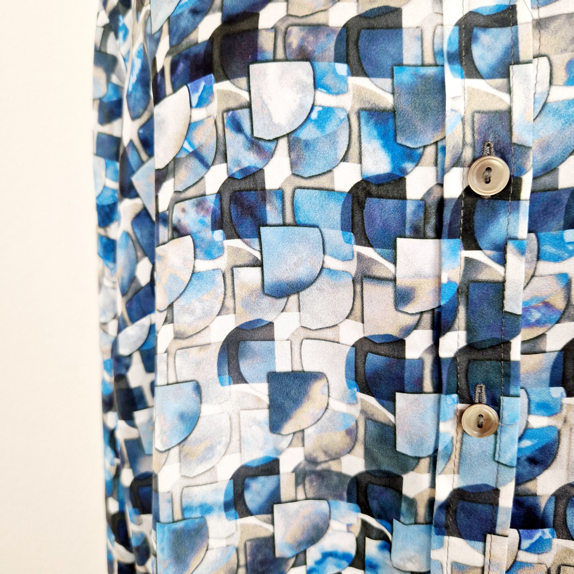Einzigartige und nachhaltige Vintage Bluse in blau-grau-weiss. Unique and sustainable vintage blouse in blue-grey-white. Close-up.