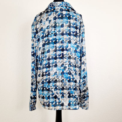 Einzigartige und nachhaltige Vintage Bluse in blau-grau-weiss. Unique and sustainable vintage blouse in blue-grey-white. Back.
