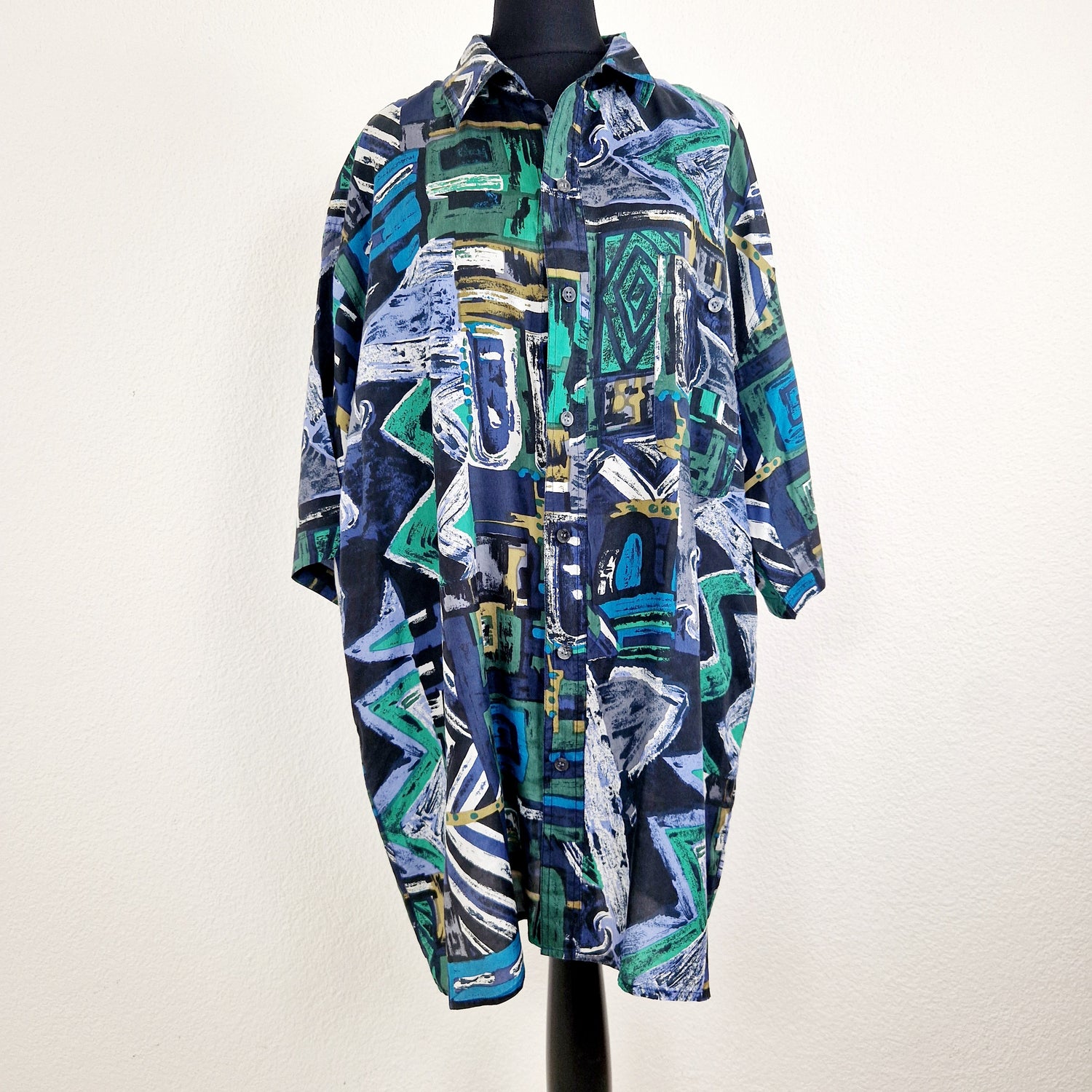 Einzigartiges und nachhaltiges Vintage Hemd in Seide. Unique and sustainable vintage button-down in silk. Front.