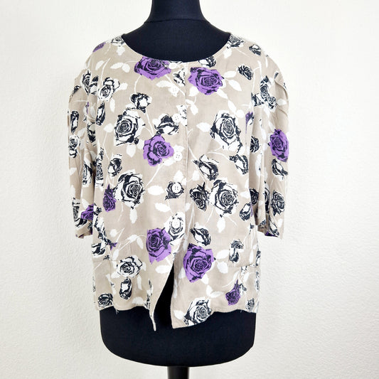 Einzigartige und nachhaltige Vintage Bluse in beige mit Rosen. Unique and sustainable vintage blouse in beige with roses. Front.