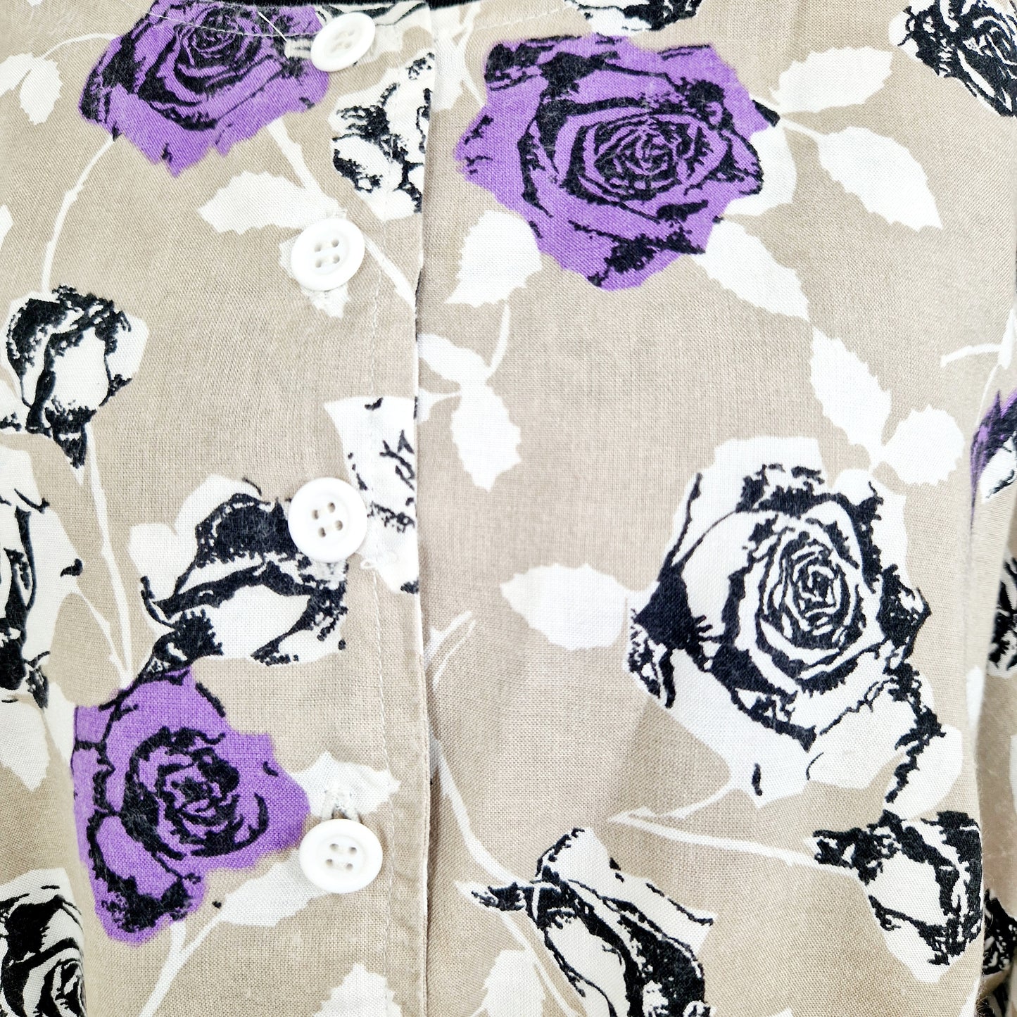 Einzigartige und nachhaltige Vintage Bluse in beige mit Rosen. Unique and sustainable vintage blouse in beige with roses. Close-up.