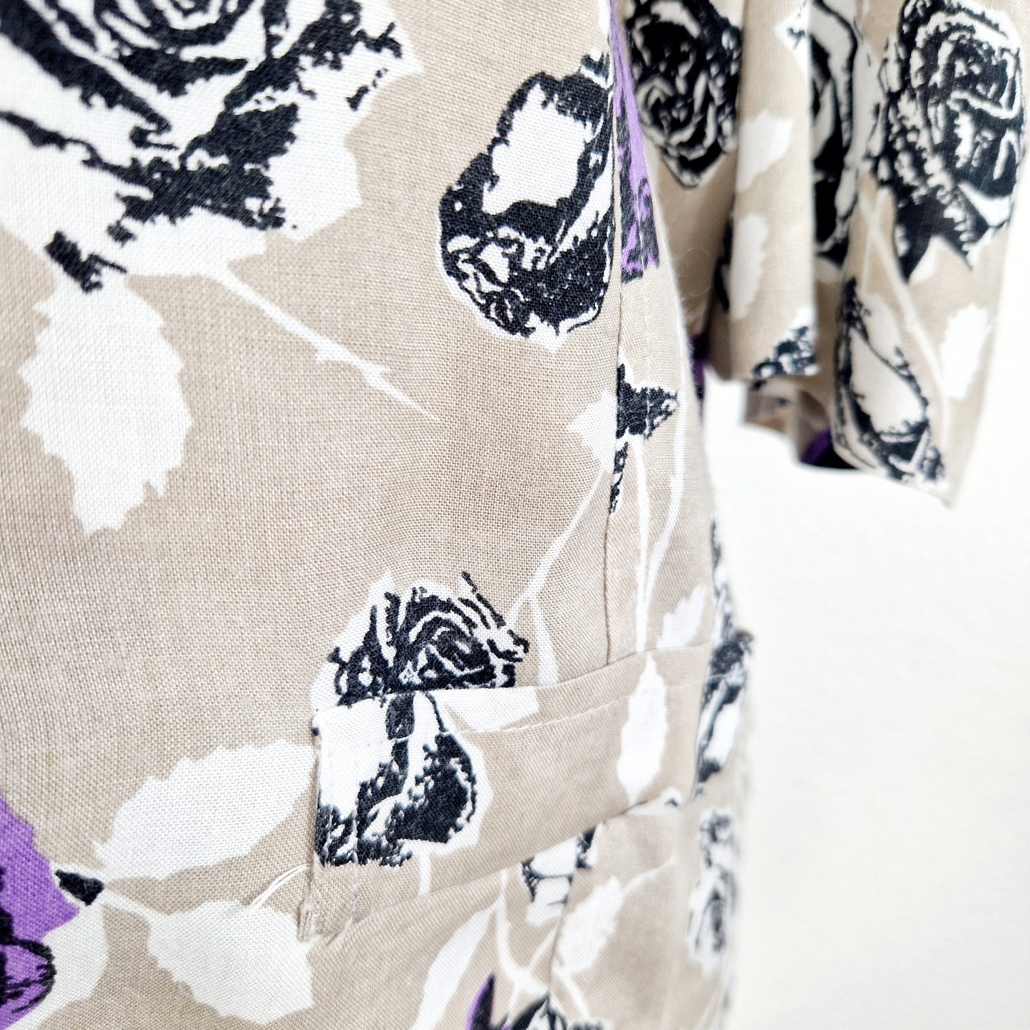 Einzigartige und nachhaltige Vintage Bluse in beige mit Rosen. Unique and sustainable vintage blouse in beige with roses. Close-up 2.