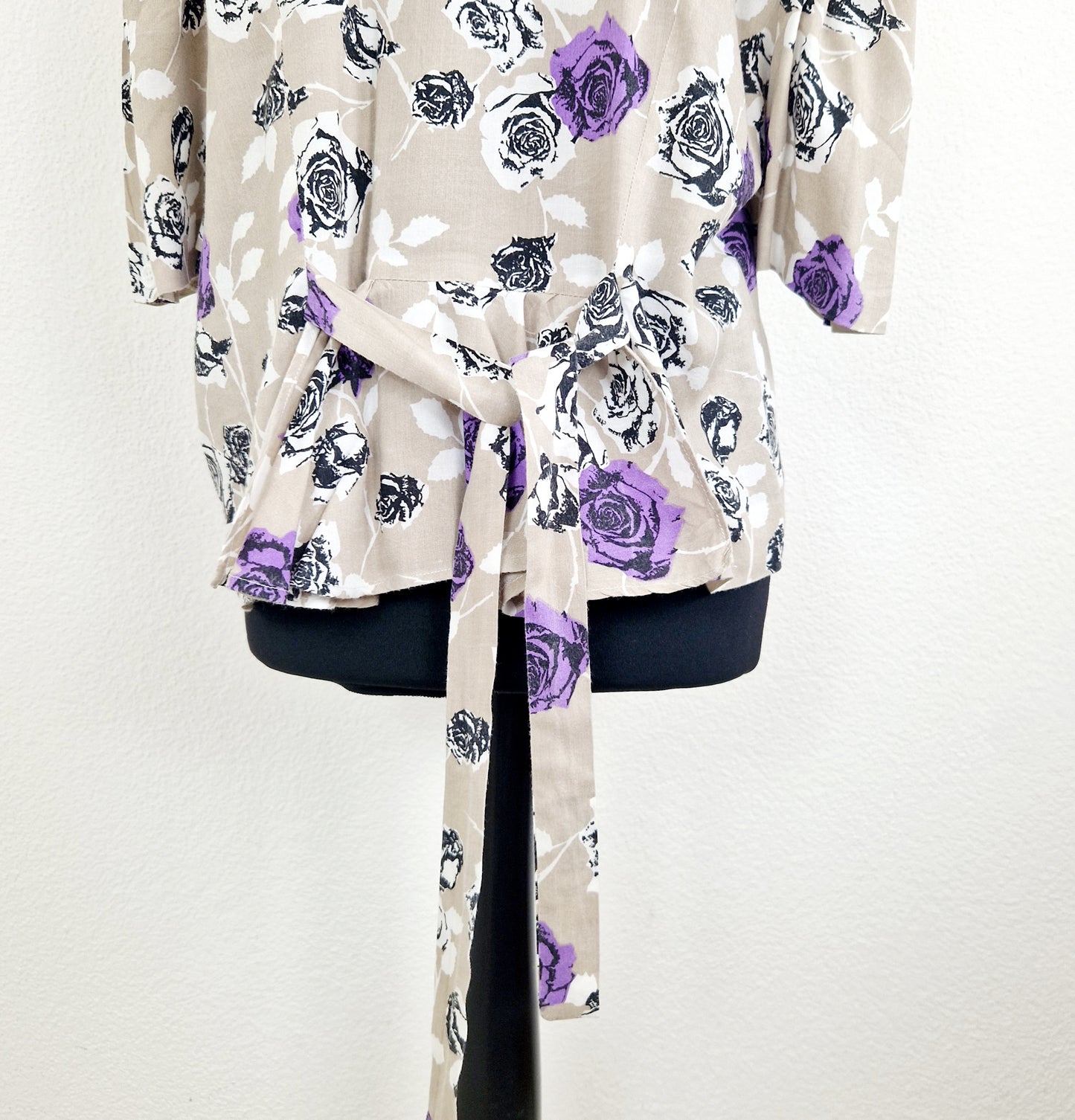 Einzigartige und nachhaltige Vintage Bluse in beige mit Rosen. Unique and sustainable vintage blouse in beige with roses. Back.