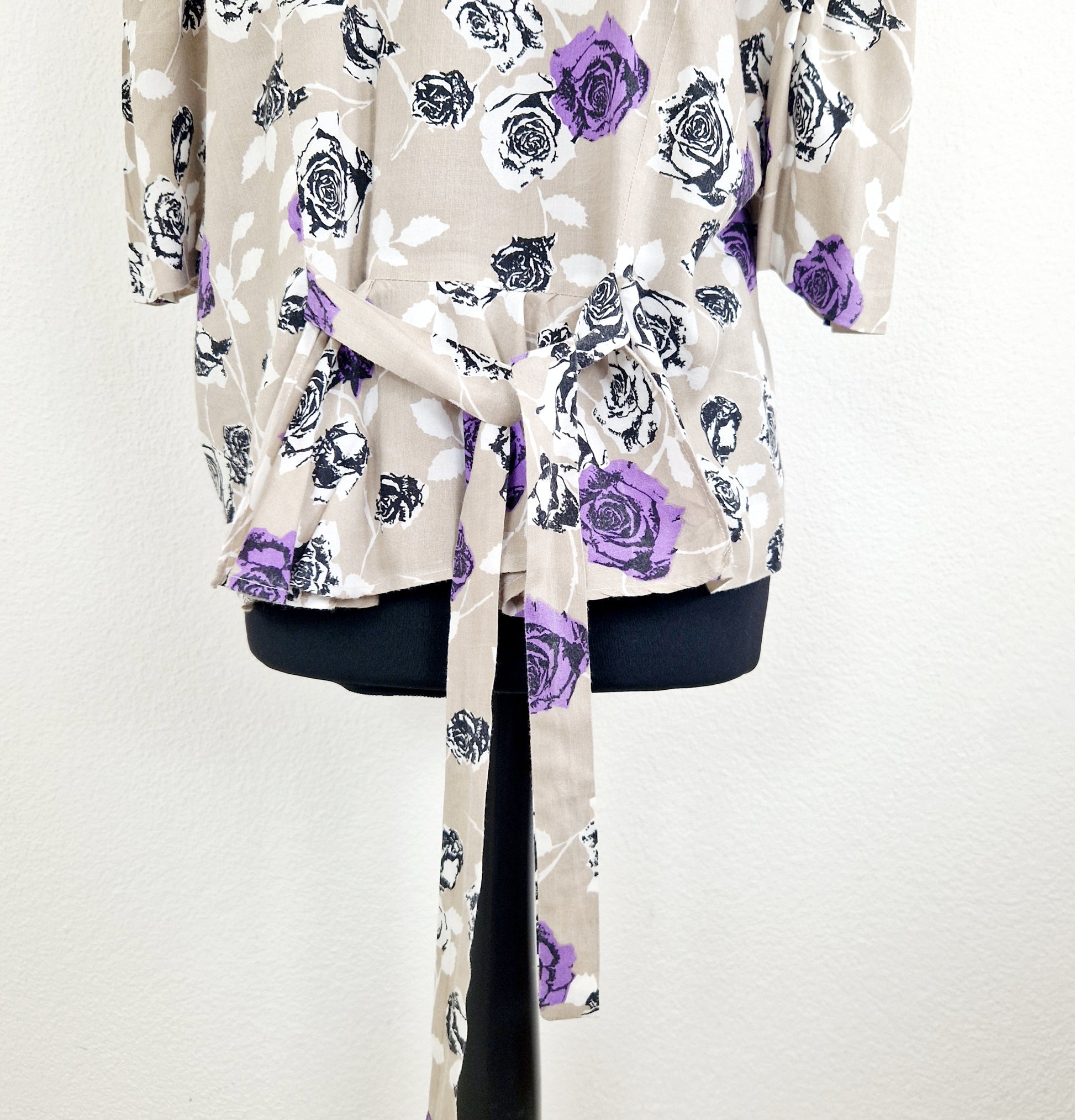 Einzigartige und nachhaltige Vintage Bluse in beige mit Rosen. Unique and sustainable vintage blouse in beige with roses. Back.