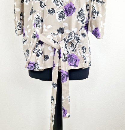 Einzigartige und nachhaltige Vintage Bluse in beige mit Rosen. Unique and sustainable vintage blouse in beige with roses. Back.