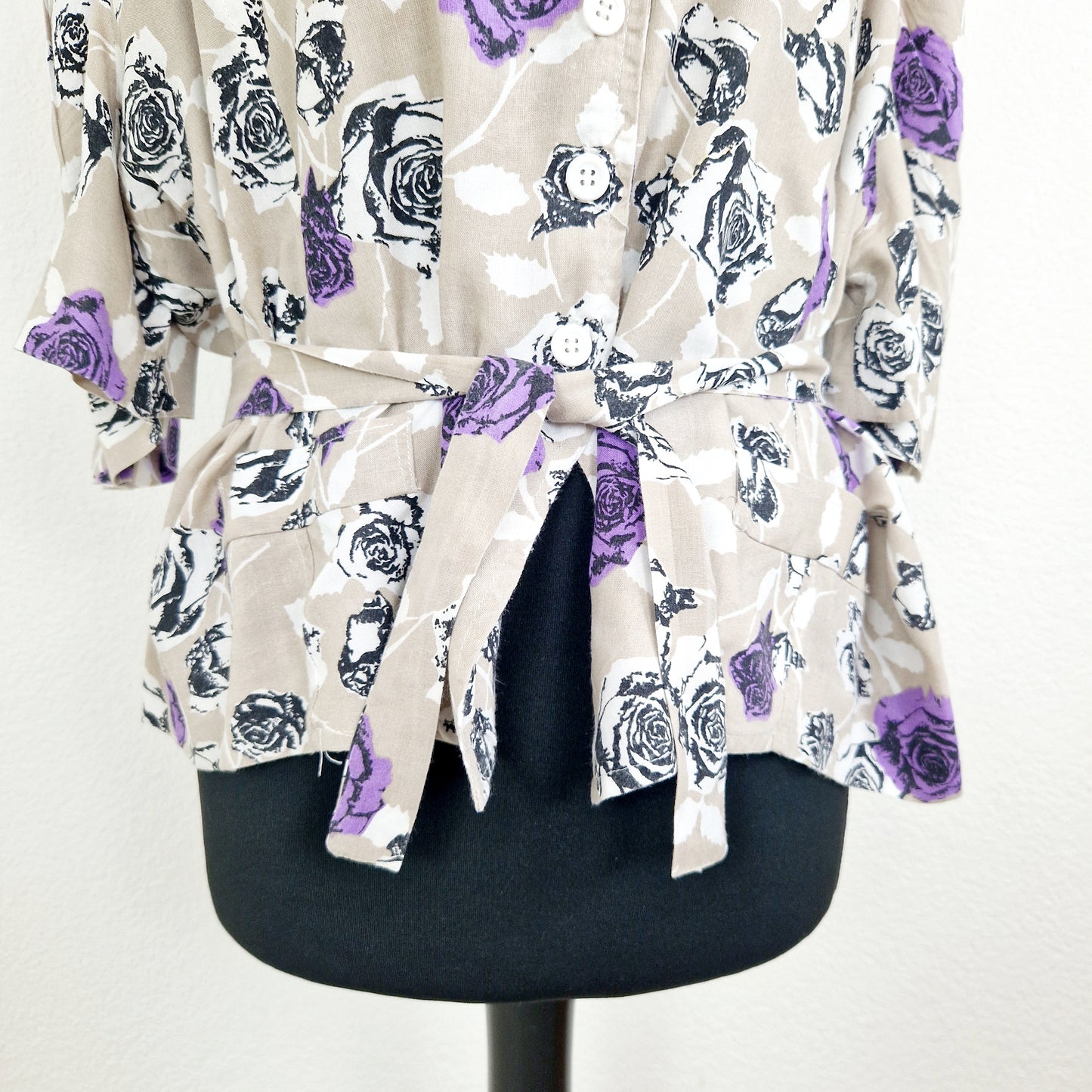 Einzigartige und nachhaltige Vintage Bluse in beige mit Rosen. Unique and sustainable vintage blouse in beige with roses. Front 2.