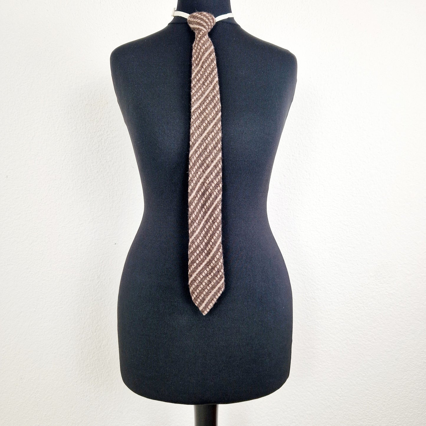 Einzigartige und nachhaltige Vintage Krawatte in braun-beige mit Gummizug. Unique and sustainable vintage tie in brown-beige with clip-on tie. Front.