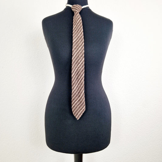 Einzigartige und nachhaltige Vintage Krawatte in braun-beige mit Gummizug. Unique and sustainable vintage tie in brown-beige with clip-on tie. Front.