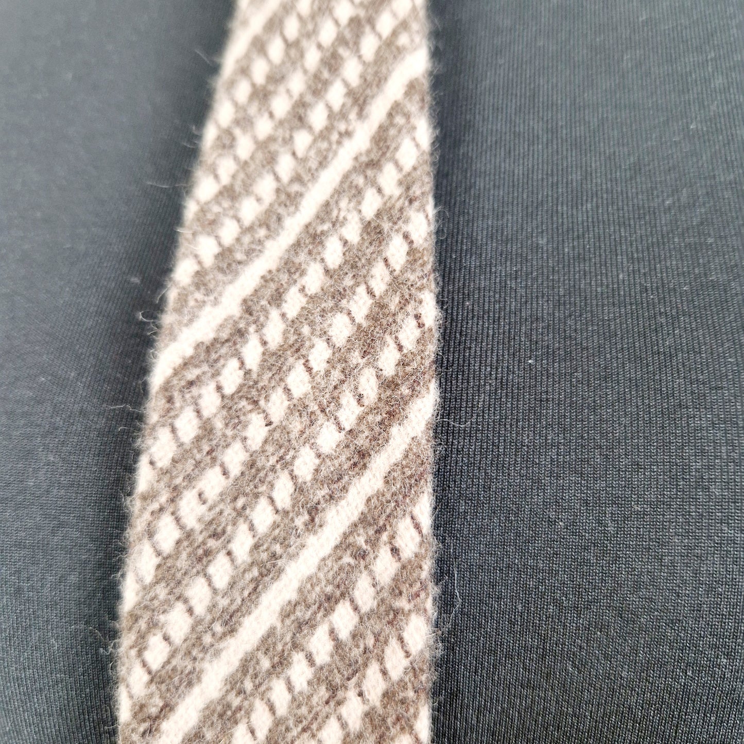 Einzigartige und nachhaltige Vintage Krawatte in braun-beige mit Gummizug. Unique and sustainable vintage tie in brown-beige with clip-on tie. Close-up.