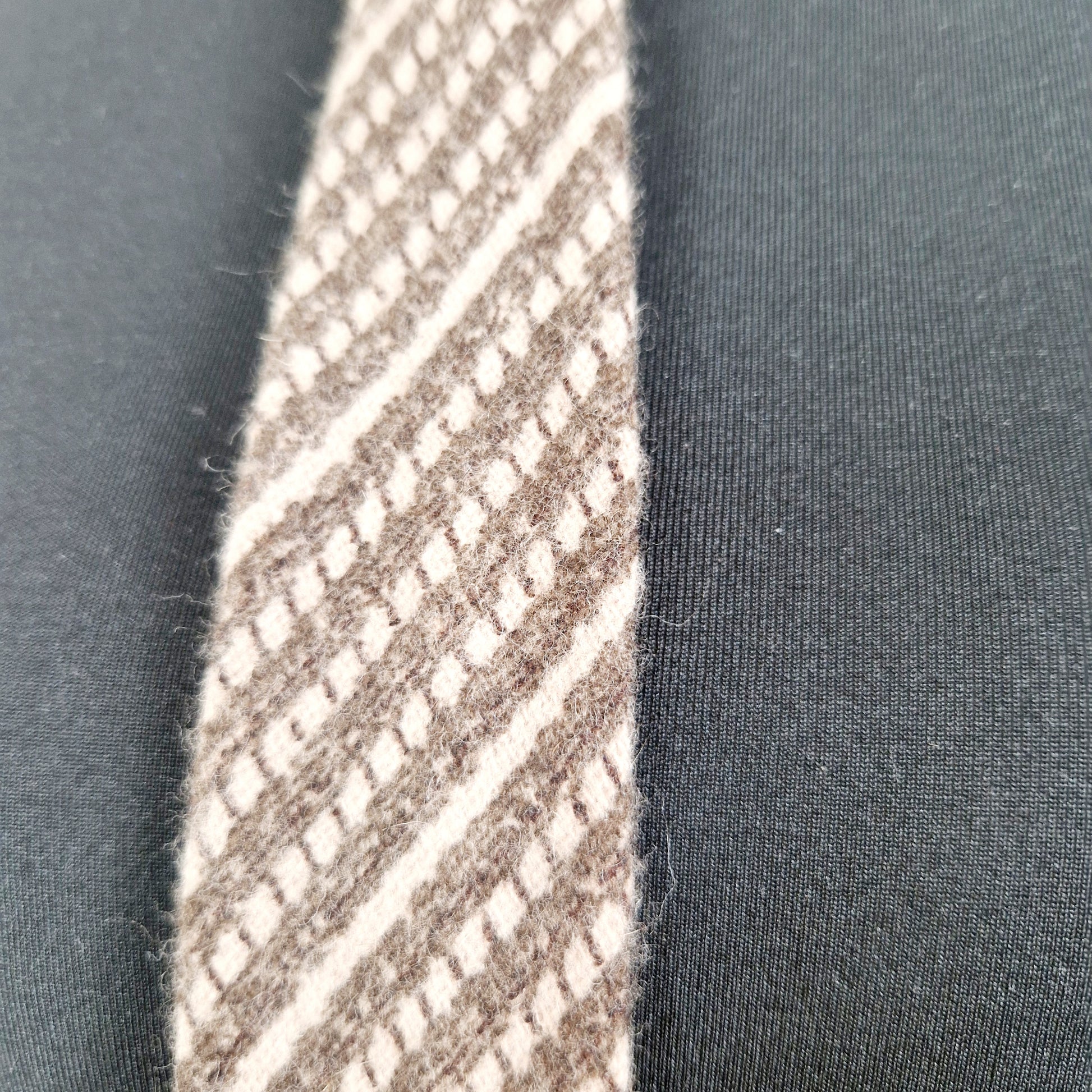 Einzigartige und nachhaltige Vintage Krawatte in braun-beige mit Gummizug. Unique and sustainable vintage tie in brown-beige with clip-on tie. Close-up.