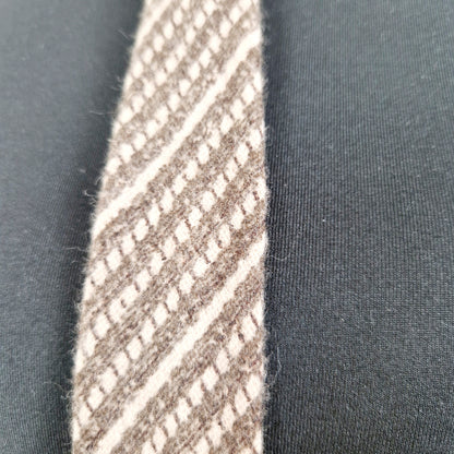 Einzigartige und nachhaltige Vintage Krawatte in braun-beige mit Gummizug. Unique and sustainable vintage tie in brown-beige with clip-on tie. Close-up.