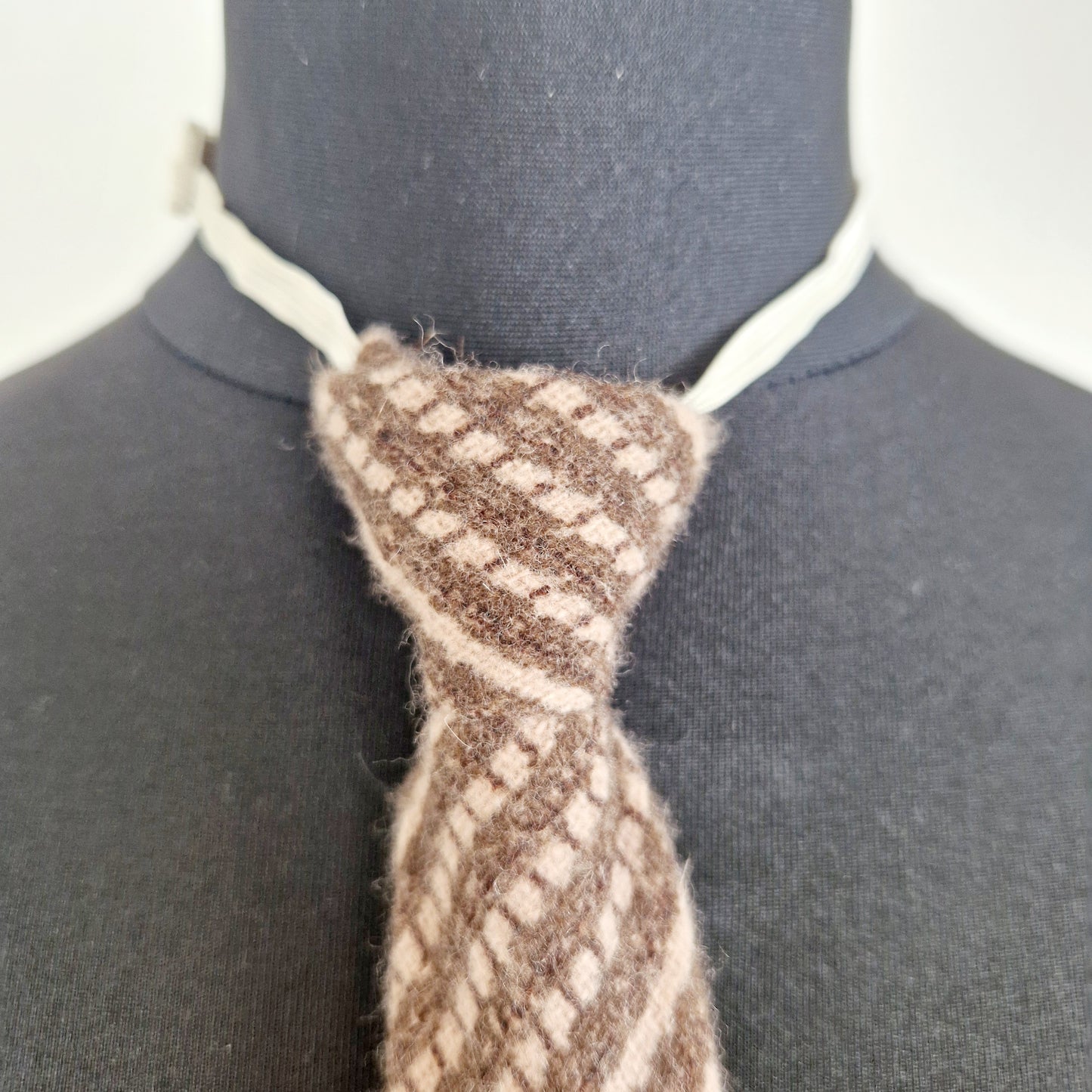 Einzigartige und nachhaltige Vintage Krawatte in braun-beige mit Gummizug. Unique and sustainable vintage tie in brown-beige with clip-on tie. Close-up 2.
