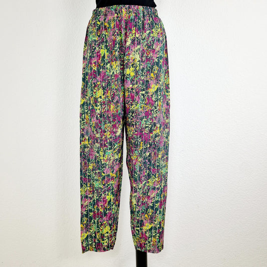 Einzigartige und nachhaltige Vintage Hose in grün-pink. Unique and sustainable vintage pants in green-pink. Front.