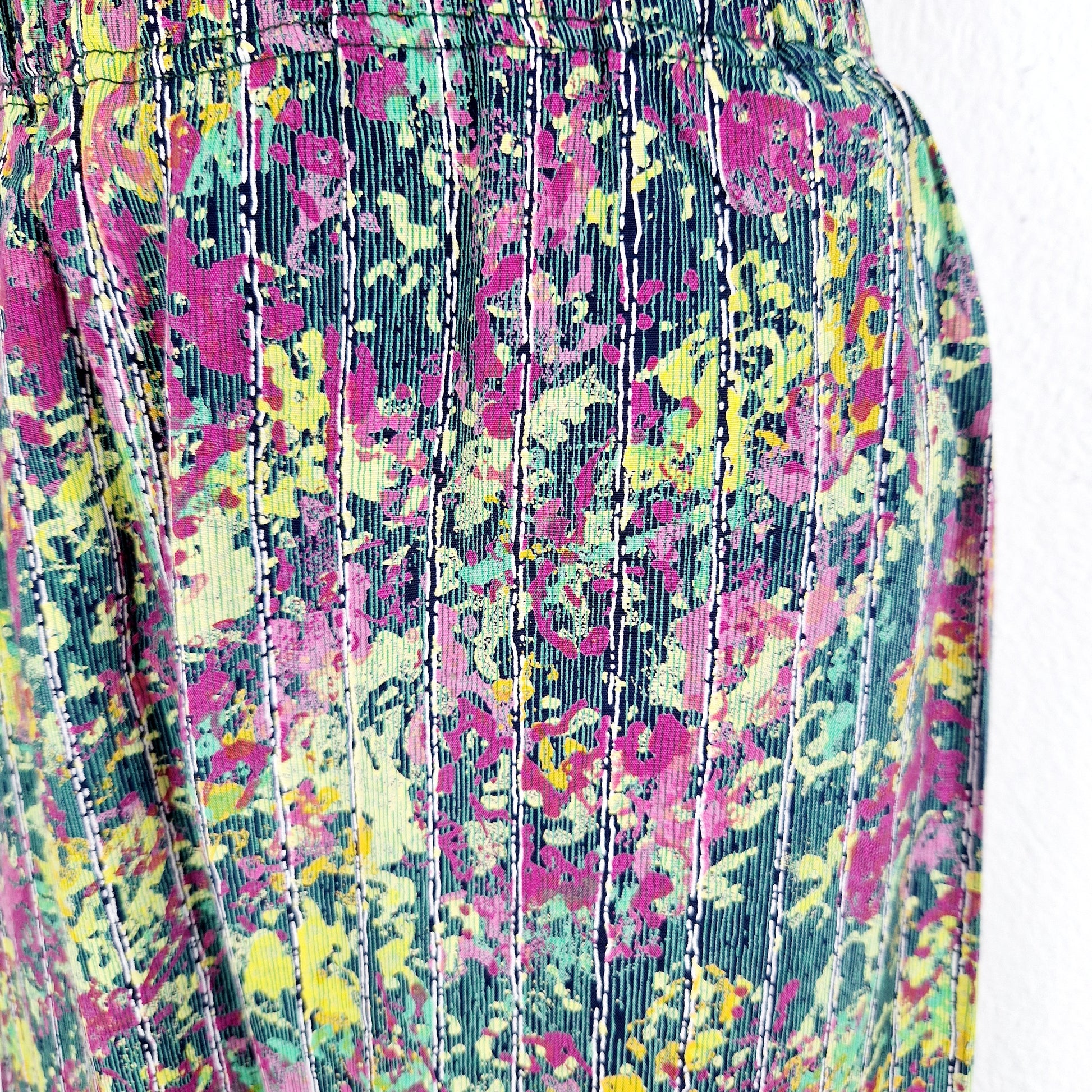 Einzigartige und nachhaltige Vintage Hose in grün-pink. Unique and sustainable vintage pants in green-pink. Close-up.