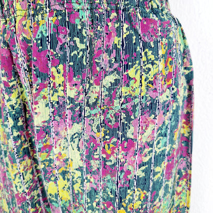 Einzigartige und nachhaltige Vintage Hose in grün-pink. Unique and sustainable vintage pants in green-pink. Close-up.