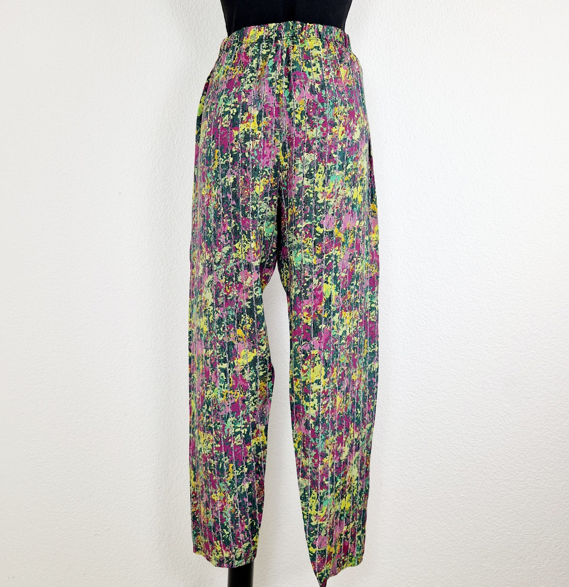 Einzigartige und nachhaltige Vintage Hose in grün-pink. Unique and sustainable vintage pants in green-pink. Back.