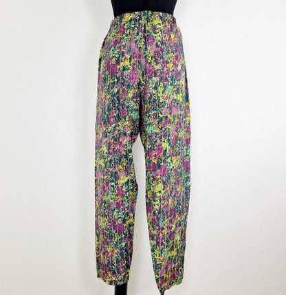 Einzigartige und nachhaltige Vintage Hose in grün-pink. Unique and sustainable vintage pants in green-pink. Back.