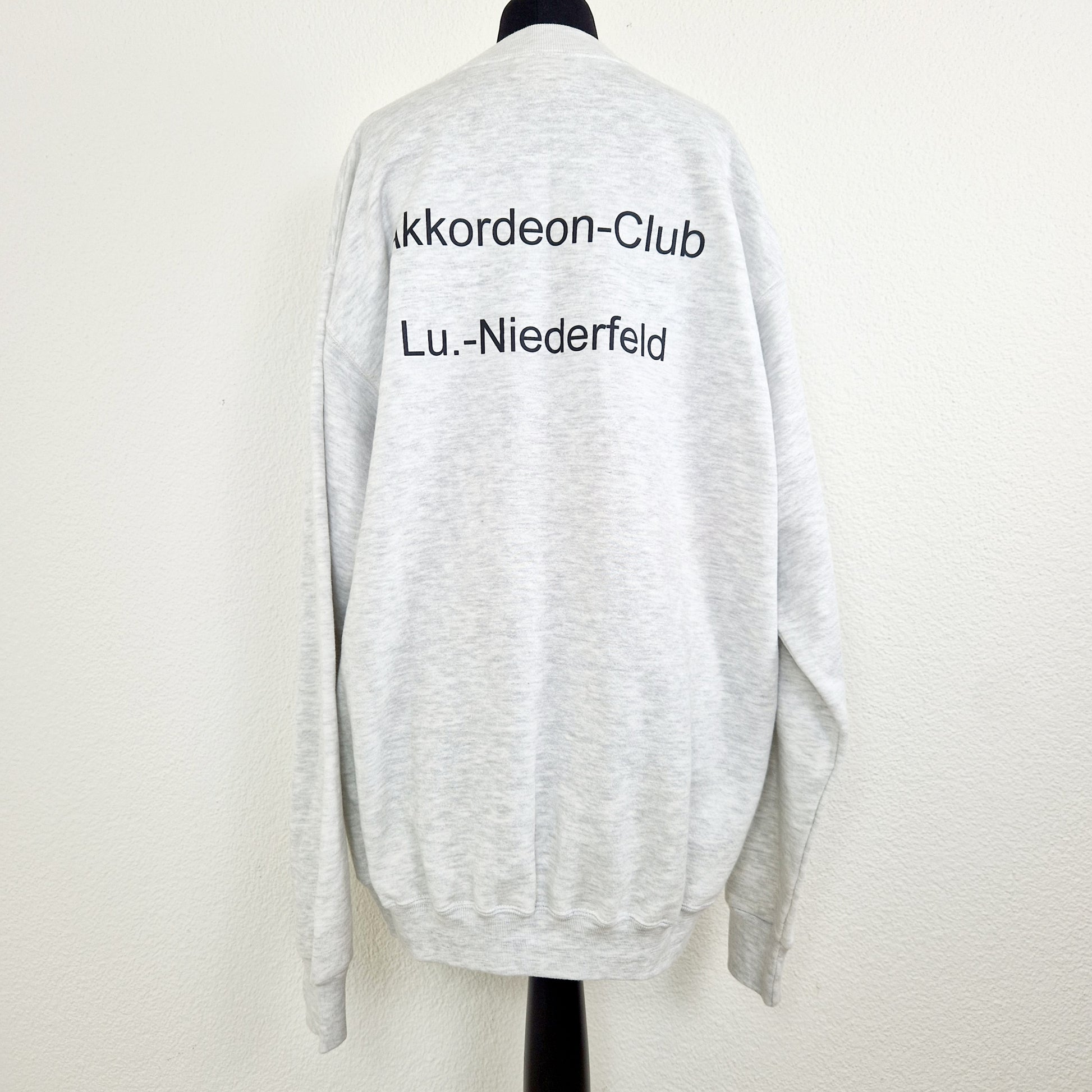 Einzigartiger und nachhaltiger Vintage Sweater mit Akordeon. Unique and sustainable vintage sweater with accordion. Back.
