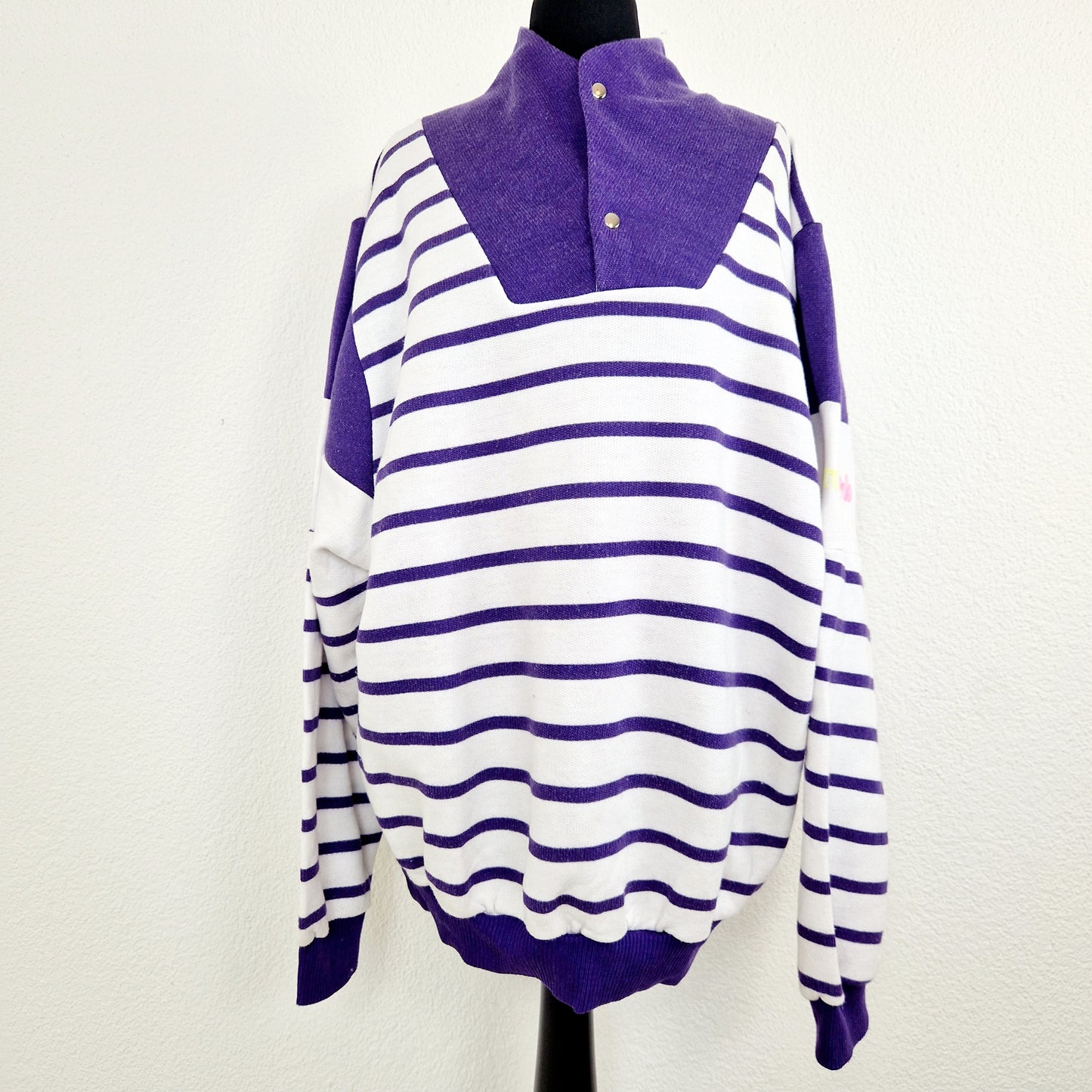 Einzigartiges und nachhaltiges Vintage Sweatshirt von MarcO'Polo, gestreift. Unique and sustainable vintage sweatshirt from MarcO'Polo, striped. Front. 