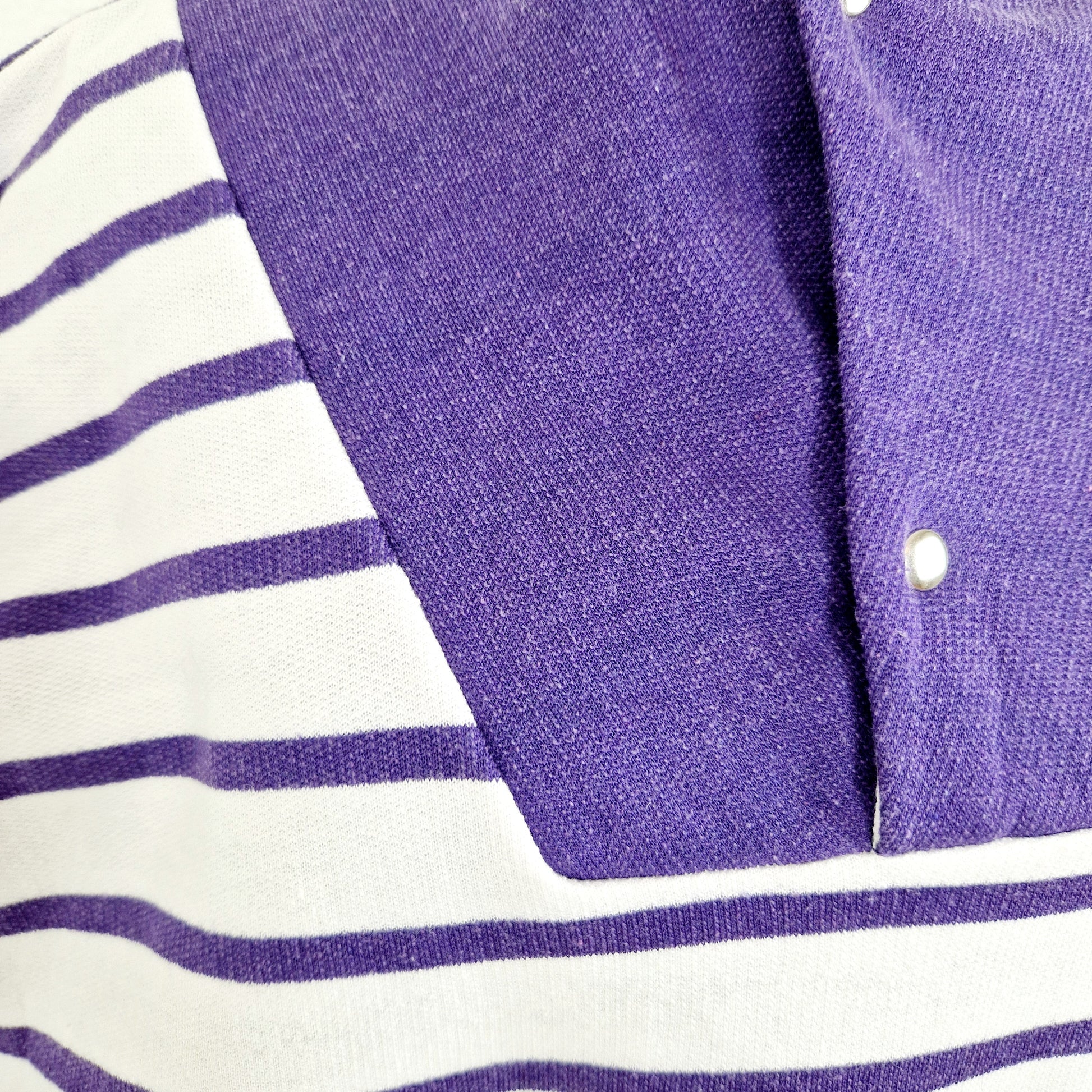 Einzigartiges und nachhaltiges Vintage Sweatshirt von MarcO'Polo, gestreift. Unique and sustainable vintage sweatshirt from MarcO'Polo, striped. Close-up.