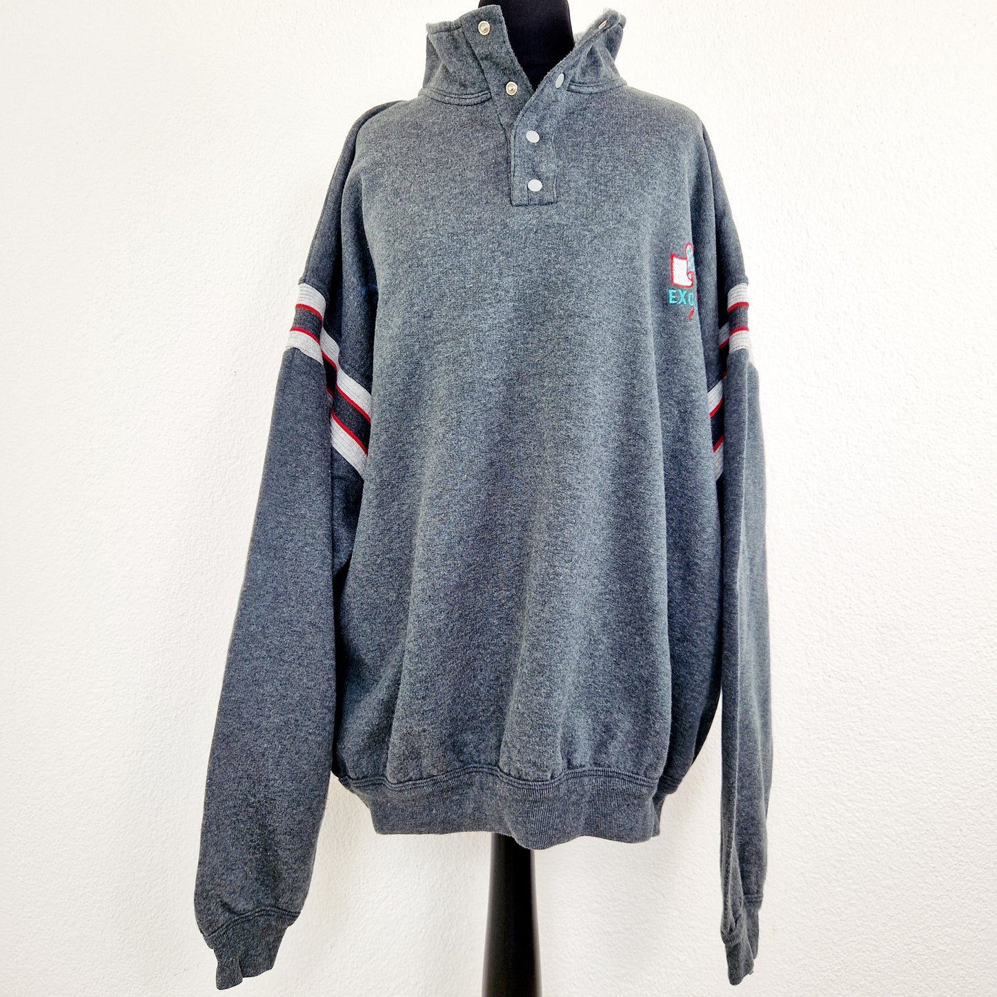 Einzigartiger und nachhaltiger Vintage Sweater in grau mit Fahnen. Unique and sustainable vintage sweater in grey with flags. Front.