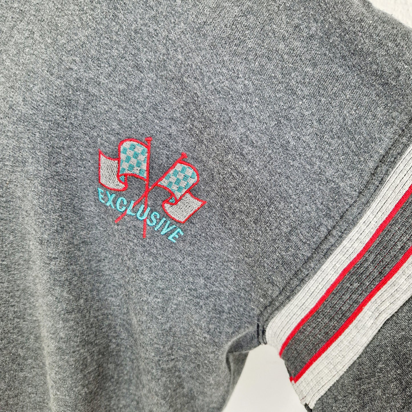 Einzigartiger und nachhaltiger Vintage Sweater in grau mit Fahnen. Unique and sustainable vintage sweater in grey with flags. Close-up.