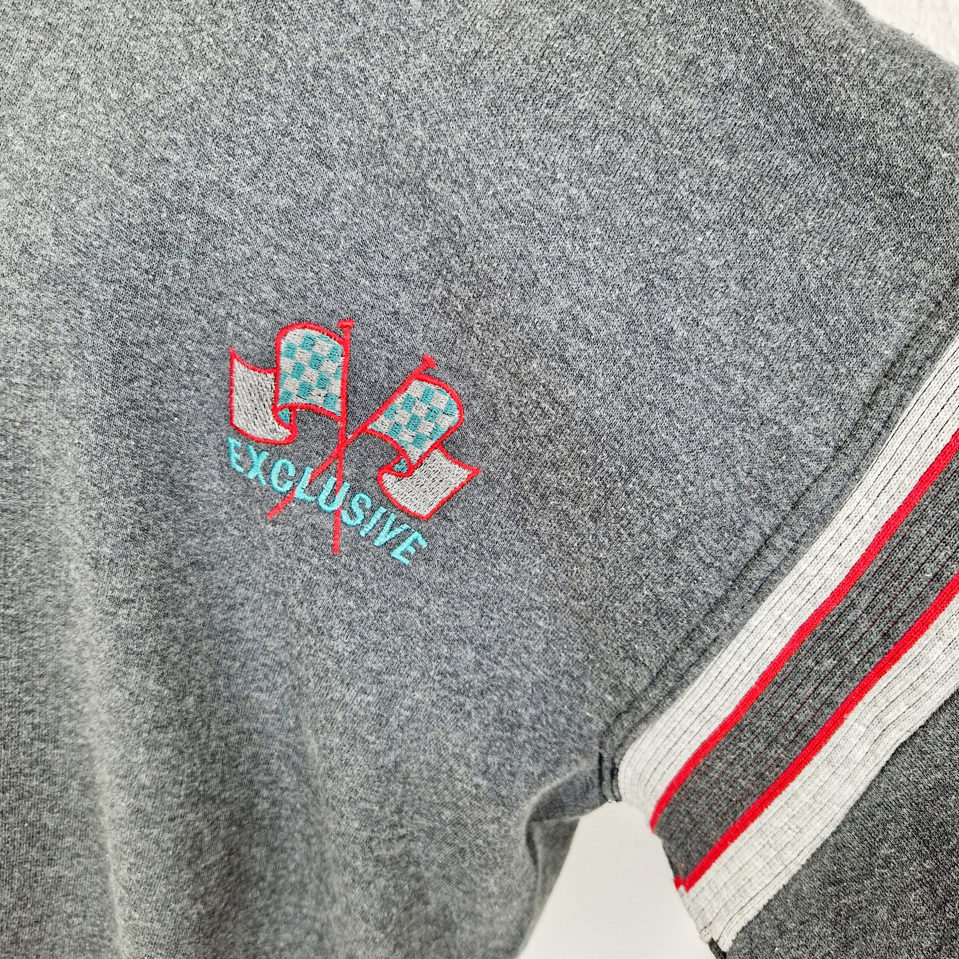 Einzigartiger und nachhaltiger Vintage Sweater in grau mit Fahnen. Unique and sustainable vintage sweater in grey with flags. Close-up.